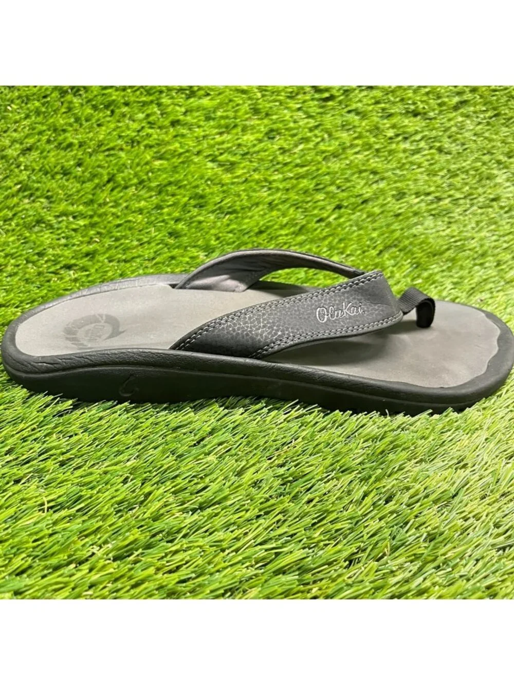OluKai Ohana Mens Size 11 Black Gray Beach Outdoor Casual Flip Flops Sandals